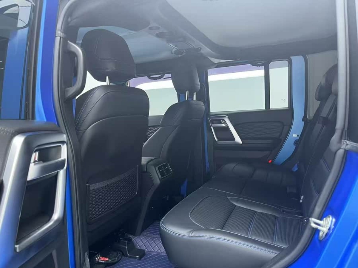 北京 BJ40  2021款 2.0D 自動(dòng)四驅(qū)刀鋒英雄版?zhèn)b客型圖片