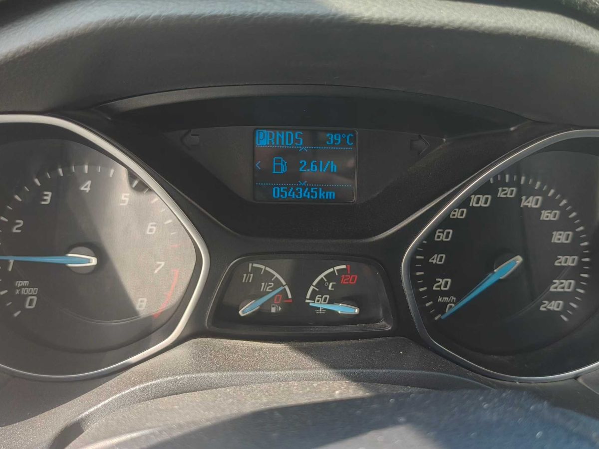 福特 ?？怂? 2014款 兩廂經(jīng)典 1.8L 手動(dòng)酷白典藏版圖片