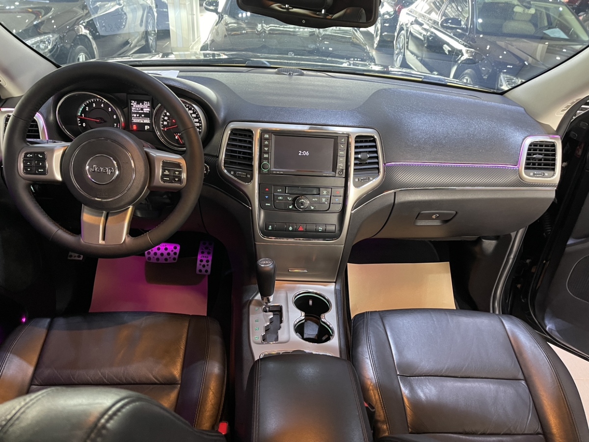 2013年3月Jeep 大切诺基  2013款 3.6L 豪华导航版