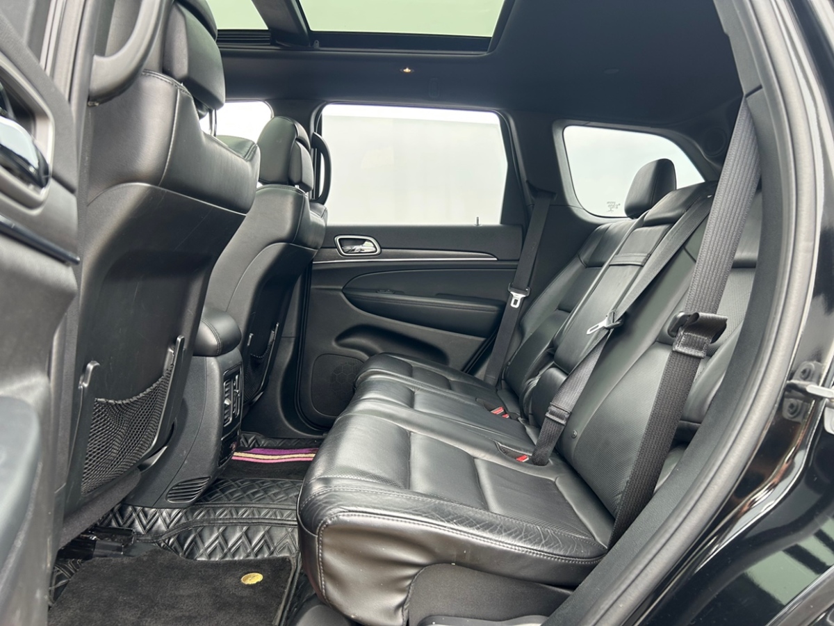 Jeep 大切諾基  2017款 3.0L 精英導(dǎo)航版圖片