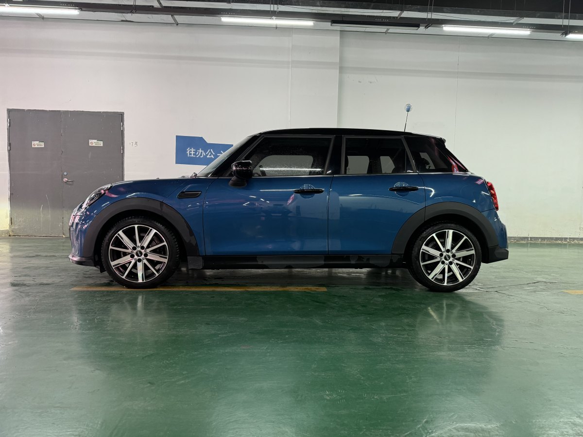 2021年6月MINI MINI  2022款 1.5T COOPER 藝術(shù)家 五門版