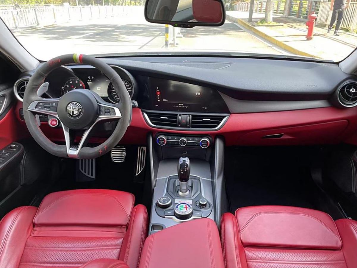 阿尔法·罗密欧 Giulia  2017款 2.0T 280HP 豪华运动版图片