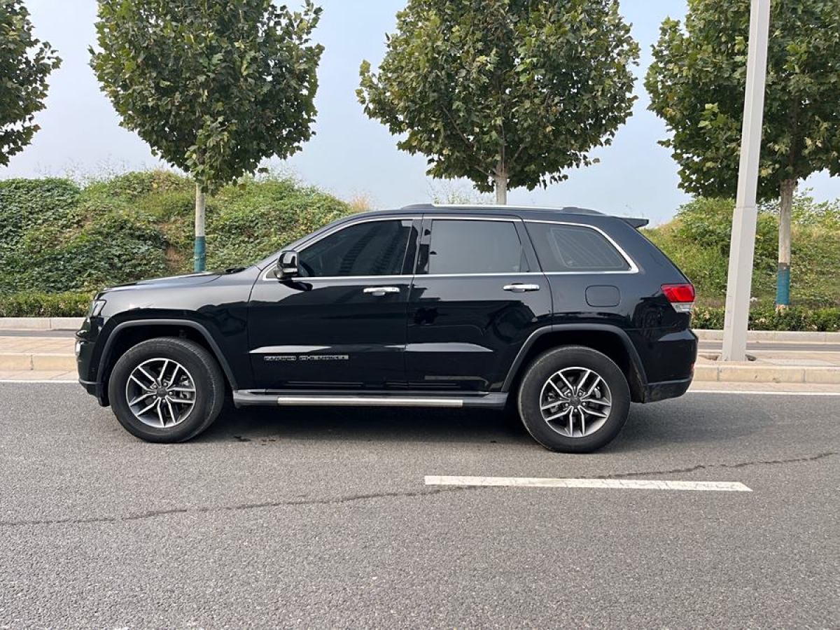 Jeep 大切諾基  2020款 3.0L 專(zhuān)業(yè)導(dǎo)航版圖片