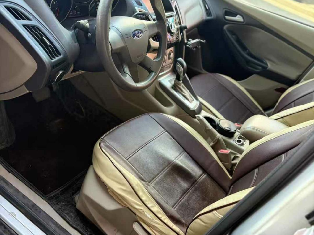 福特 ?？怂? 2014款 兩廂經(jīng)典 1.8L 手動(dòng)酷白典藏版圖片