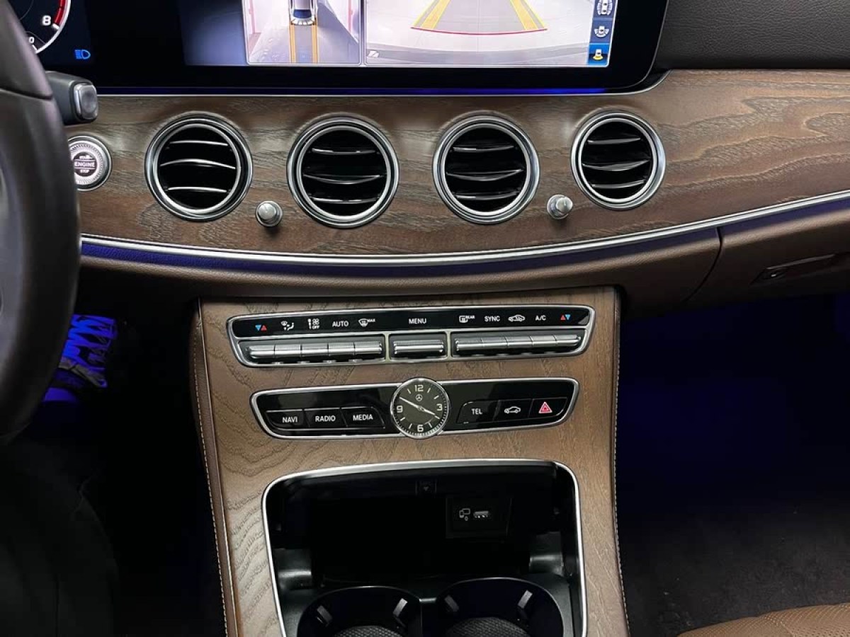 奔馳 奔馳E級  2020款 改款 E 300 L 時尚型圖片