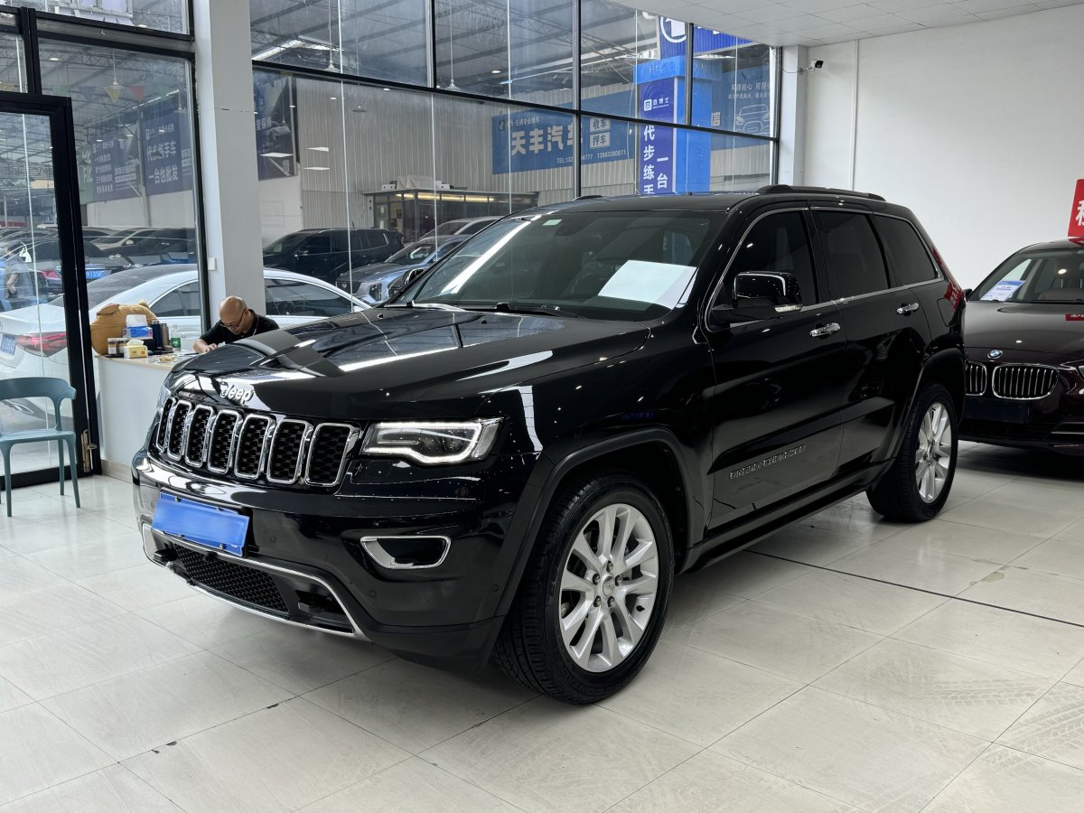 Jeep 大切諾基  2017款 3.0L 舒享導(dǎo)航版圖片