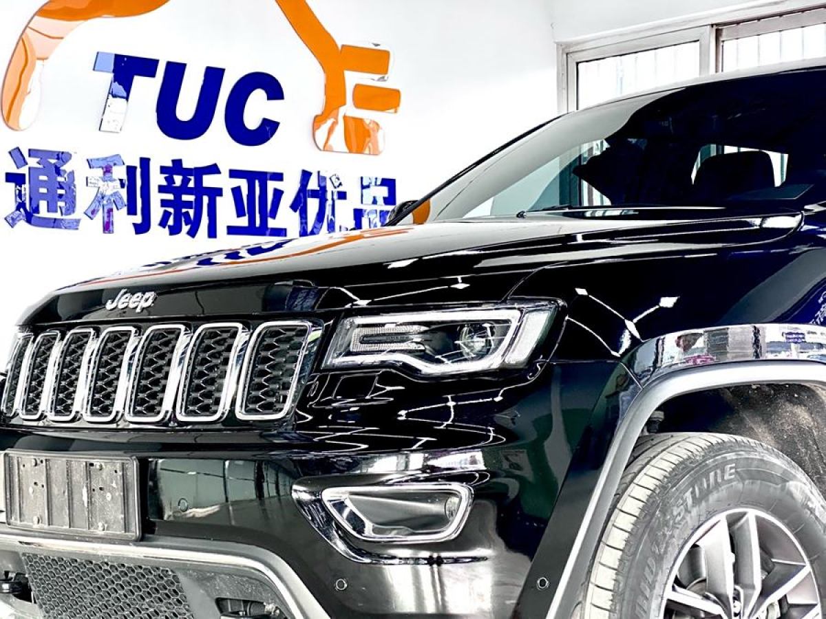 Jeep 大切諾基  2020款 3.0L 專業(yè)導(dǎo)航版圖片