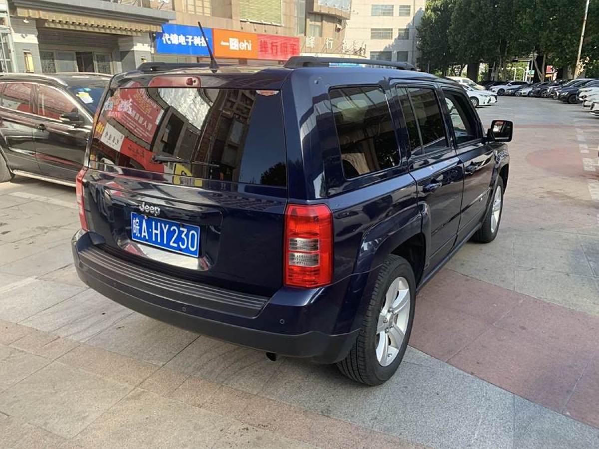 Jeep 自由客  2013款 2.4 豪華導(dǎo)航版圖片