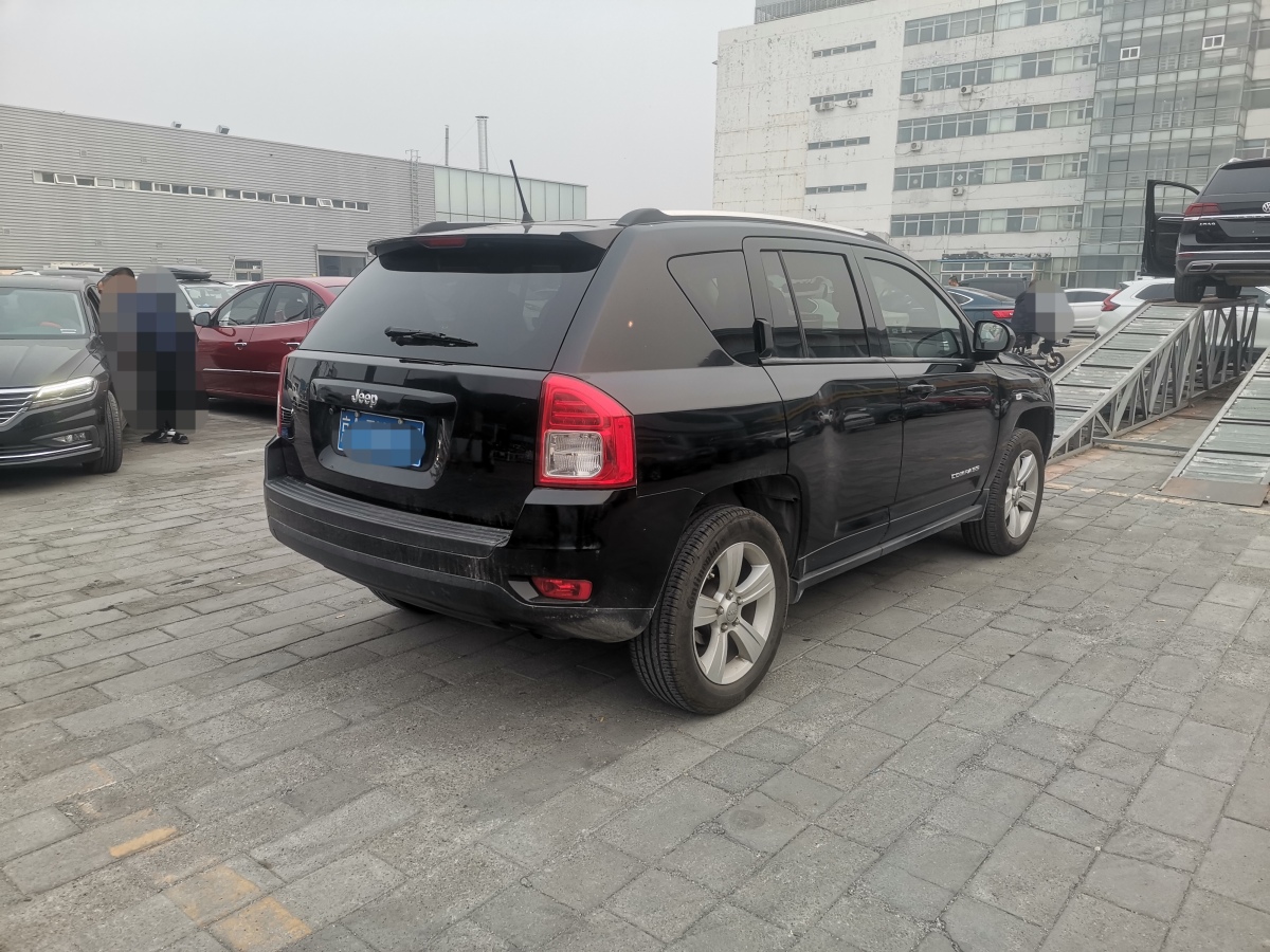 Jeep 指南者  2011款 2.0L 兩驅(qū)運(yùn)動(dòng)版圖片