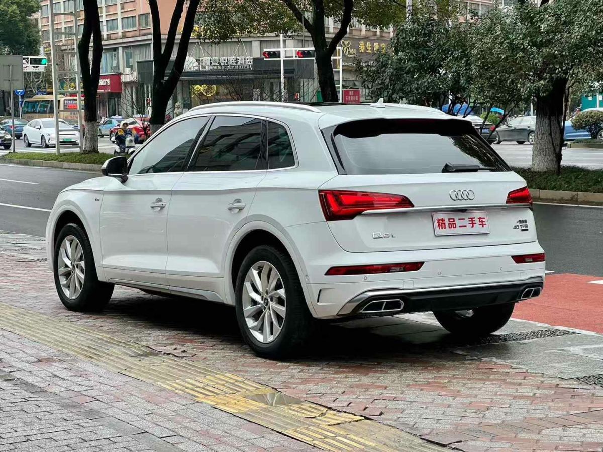 奧迪 奧迪Q5 e-tron  2022款 40 e-tron 星耀型 機(jī)甲套裝圖片