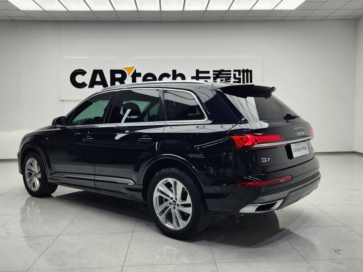 奧迪 奧迪Q7  2023款 55 TFSI quattro S line運(yùn)動(dòng)型圖片