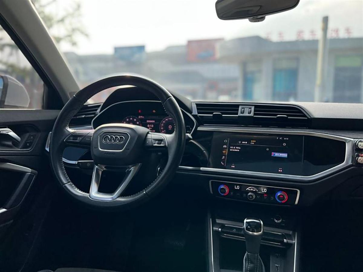 奧迪 奧迪Q3  2019款  35 TFSI 進(jìn)取動感型圖片