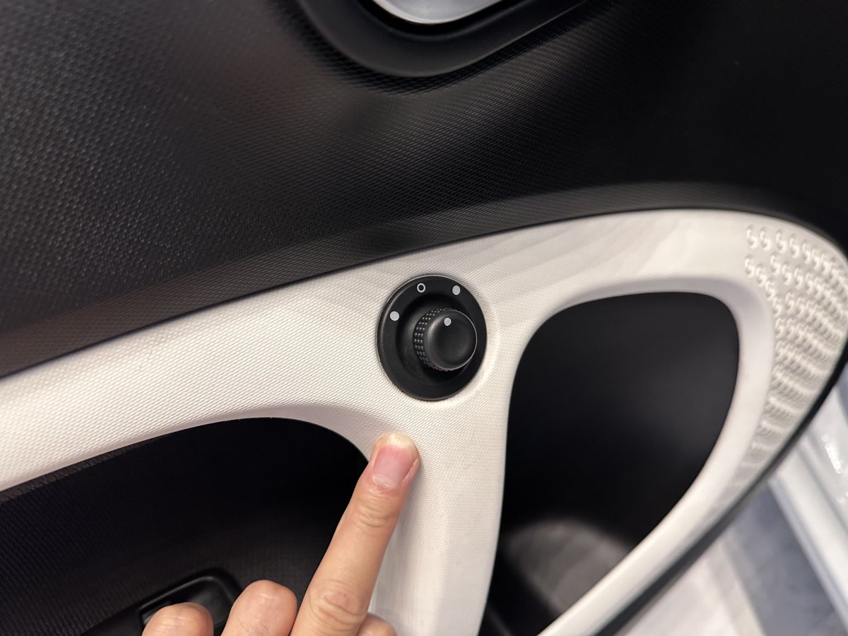 2016年5月smart fortwo  2015款 1.0L 52千瓦硬頂激情版