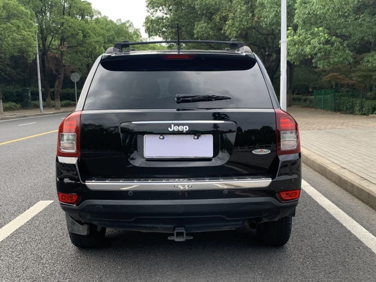 Jeep 指南者  2014款 改款 2.4L 四驅(qū)豪華導(dǎo)航版圖片