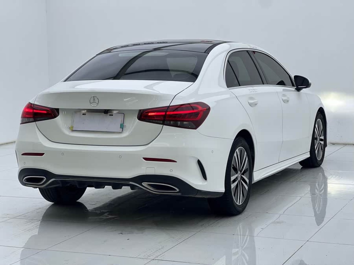 奔馳 奔馳A級(jí)  2019款  改款 A 180 L 運(yùn)動(dòng)轎車圖片