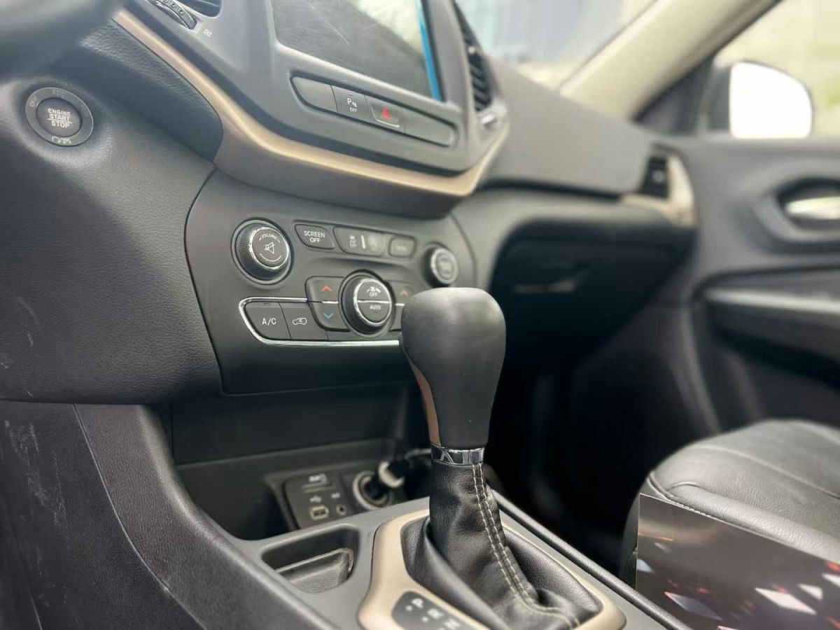 Jeep 自由俠  2018款 互聯(lián)大屏版 180T 自動(dòng)智能版圖片