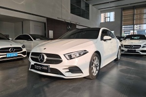 奔馳A級(jí) 奔馳 改款 A 200 L 運(yùn)動(dòng)轎車動(dòng)感型