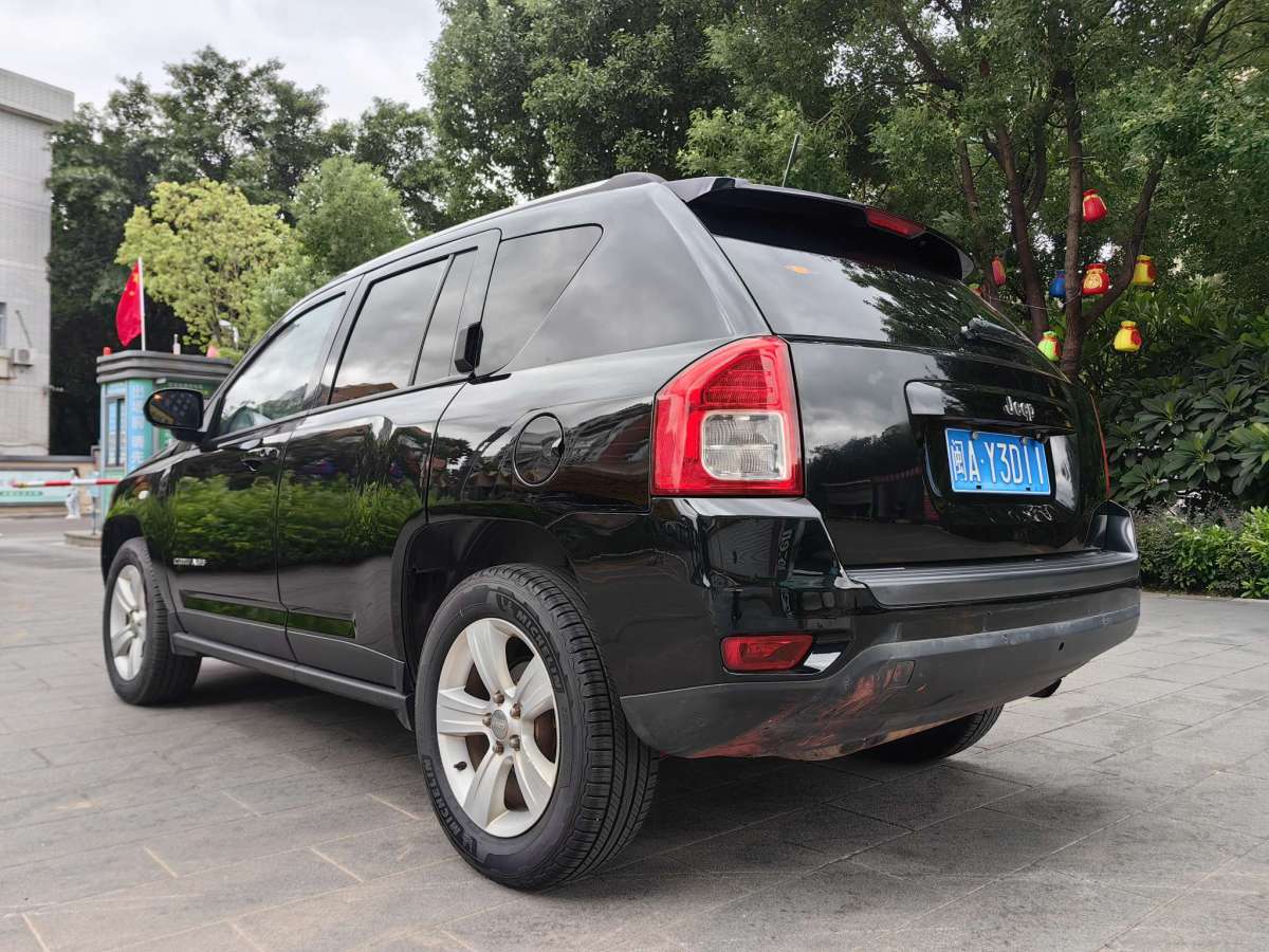 Jeep 指南者  2012款 2.0L 兩驅(qū)運(yùn)動版圖片