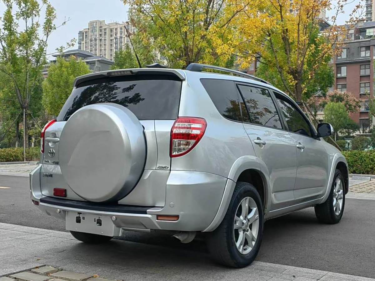 2012年3月豐田 RAV4榮放  2011款 2.4L 自動(dòng)四驅(qū)豪華版