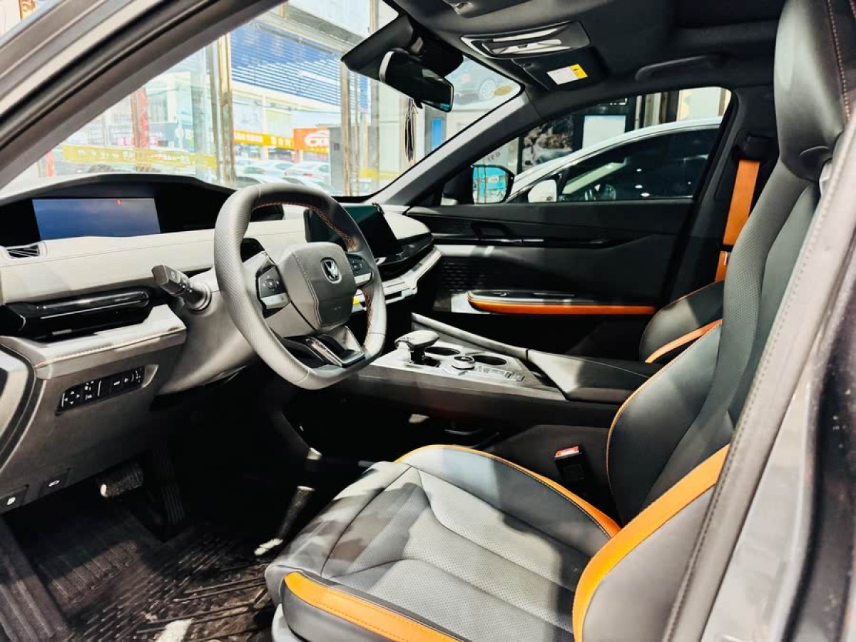 長(zhǎng)安 長(zhǎng)安UNI-V  2023款 1.5T 尊貴型圖片