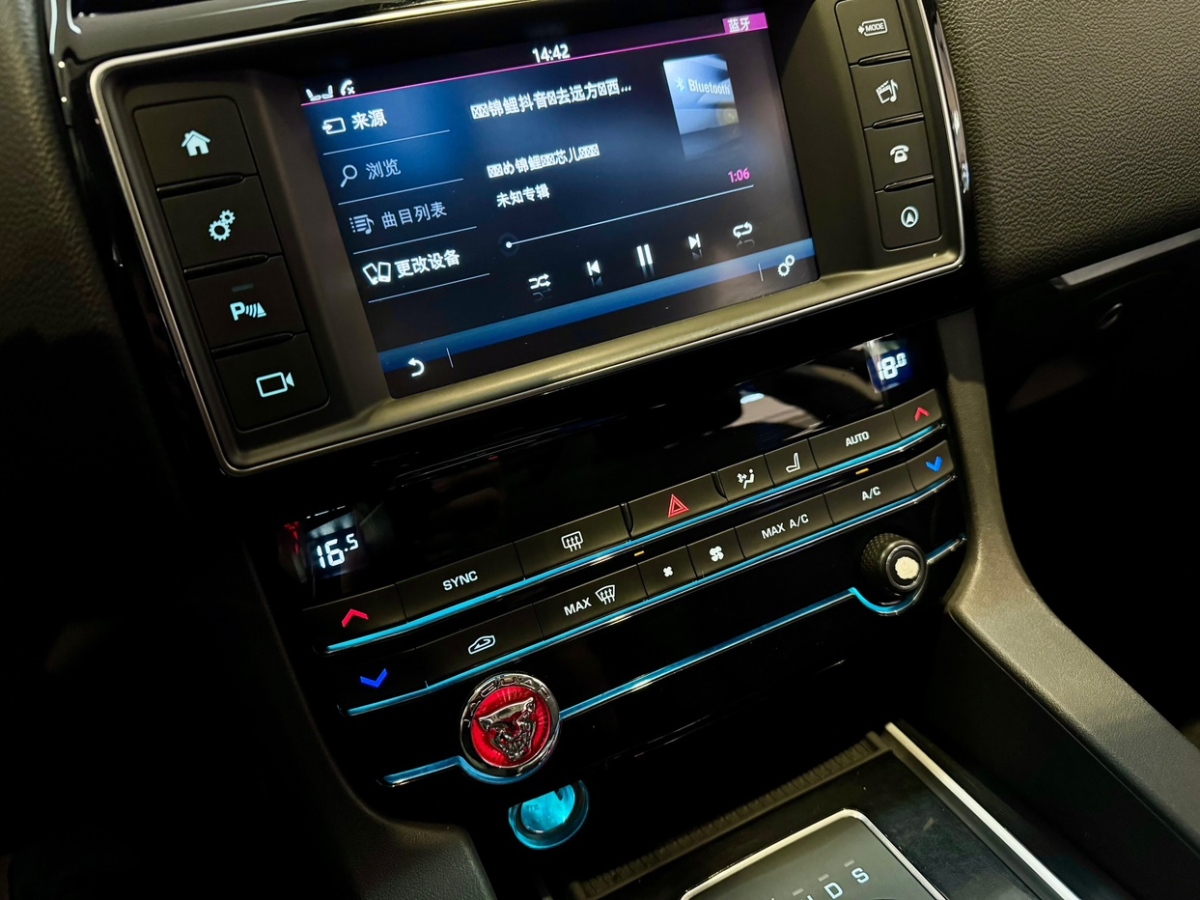 捷豹 F-PACE  2016款 2.0T 兩驅(qū)都市尊享版圖片