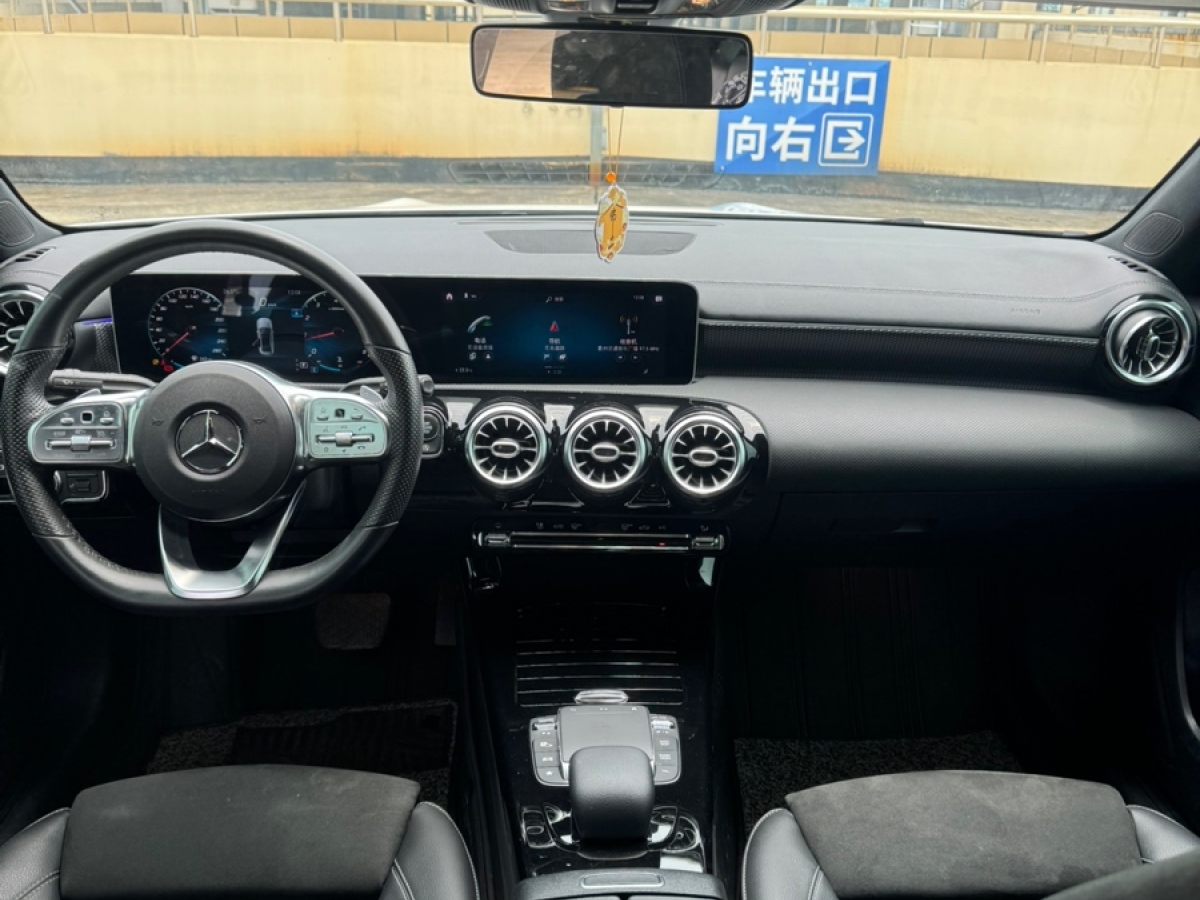 奔馳 奔馳A級(jí)  2020款 改款 A 200 L 運(yùn)動(dòng)轎車動(dòng)感型圖片