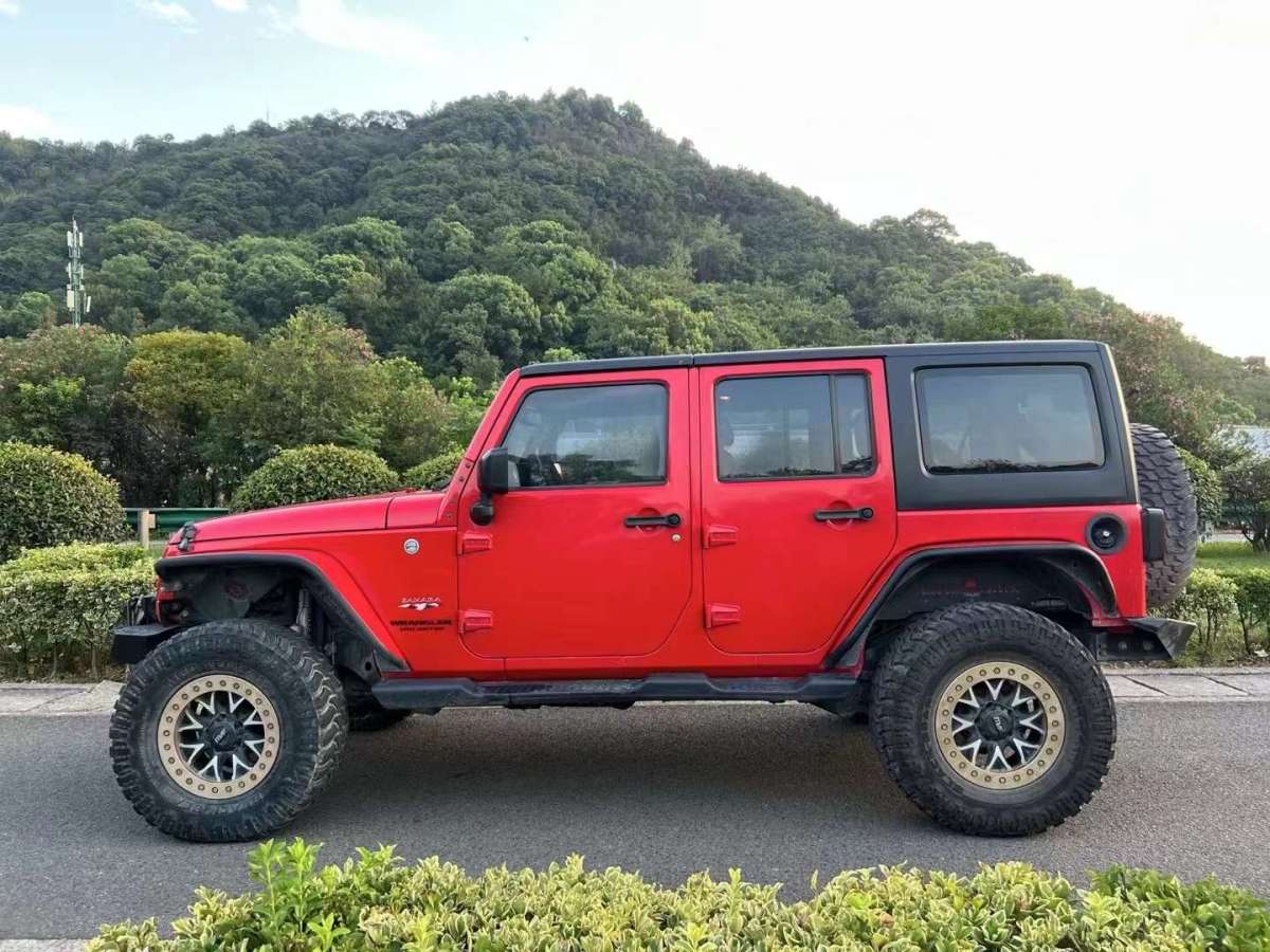 Jeep 牧馬人  2015款 3.0L Sahara 四門版圖片