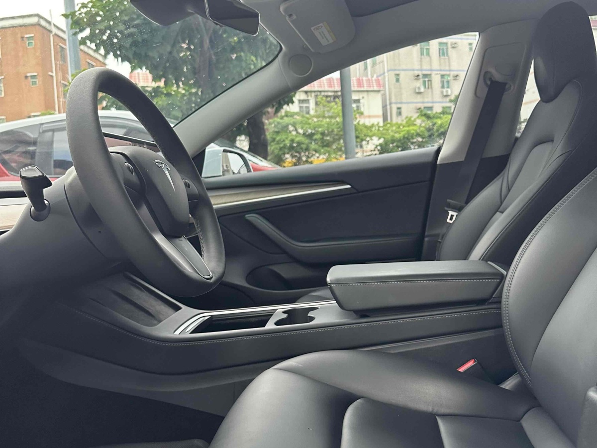 特斯拉 Model 3  2021款 改款 標(biāo)準(zhǔn)續(xù)航后驅(qū)升級版圖片