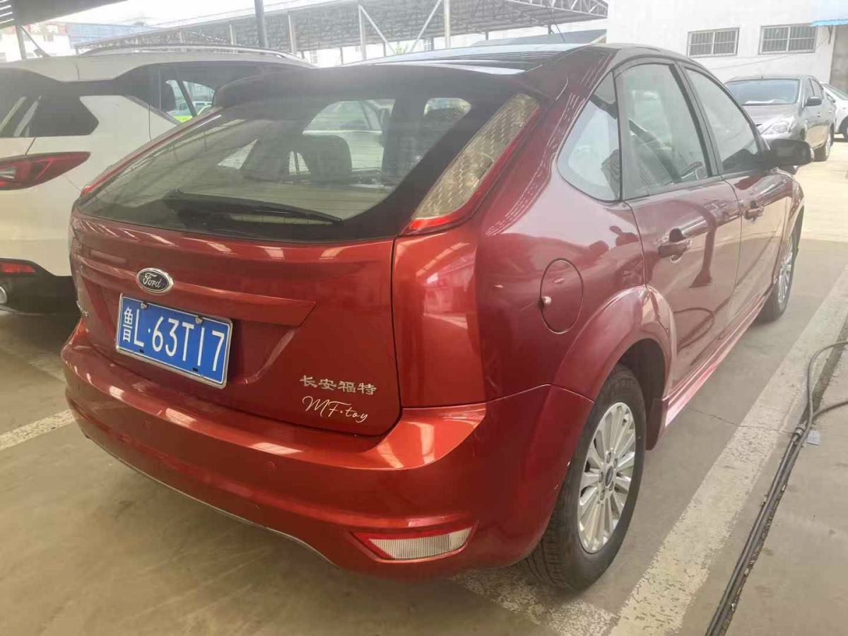 福特 ?？怂? 2014款 兩廂經(jīng)典 1.8L 手動酷白典藏版圖片