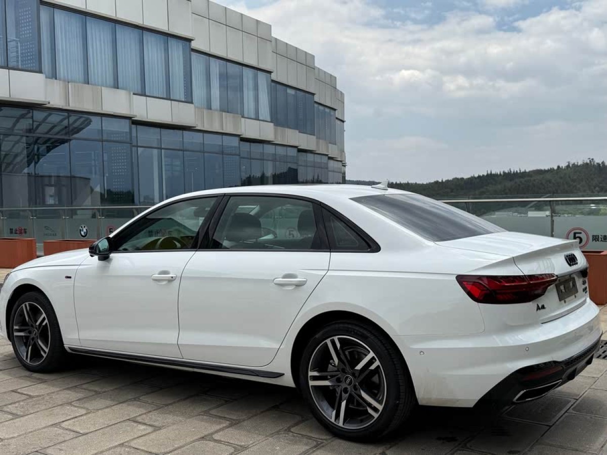 奧迪 奧迪A4L  2022款 40 TFSI 豪華動(dòng)感型圖片