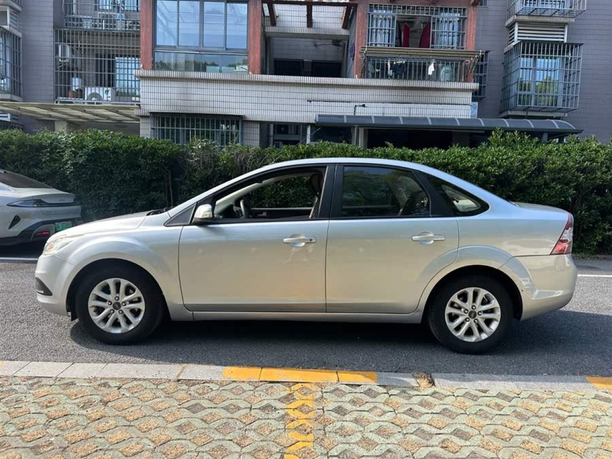 福特 ?？怂? 2012款 三廂經(jīng)典 1.8L 手動(dòng)時(shí)尚型圖片
