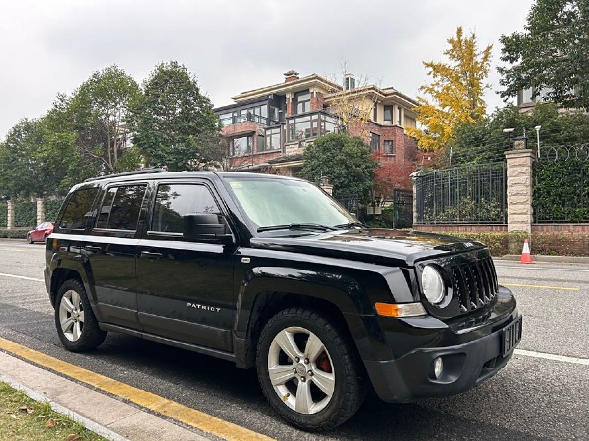 Jeep 自由客  2015款 2.4L 運(yùn)動版圖片