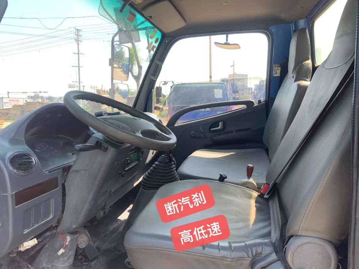 上汽大通 T60  2019款 2.4L汽油手動(dòng)兩驅(qū)低底盤先鋒版大雙排圖片