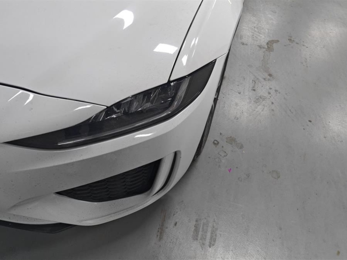 捷豹 XEL  2021款 2.0T 200PS R-DYNAMIC 青春運(yùn)動(dòng)版圖片