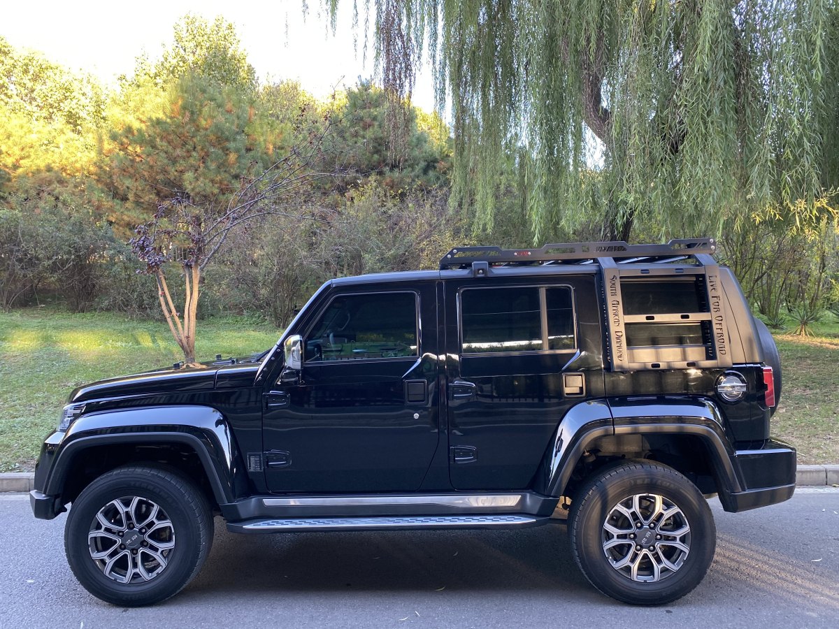 北京 BJ40  2020款 2.0T 自動四驅(qū)城市獵人版?zhèn)b客型圖片