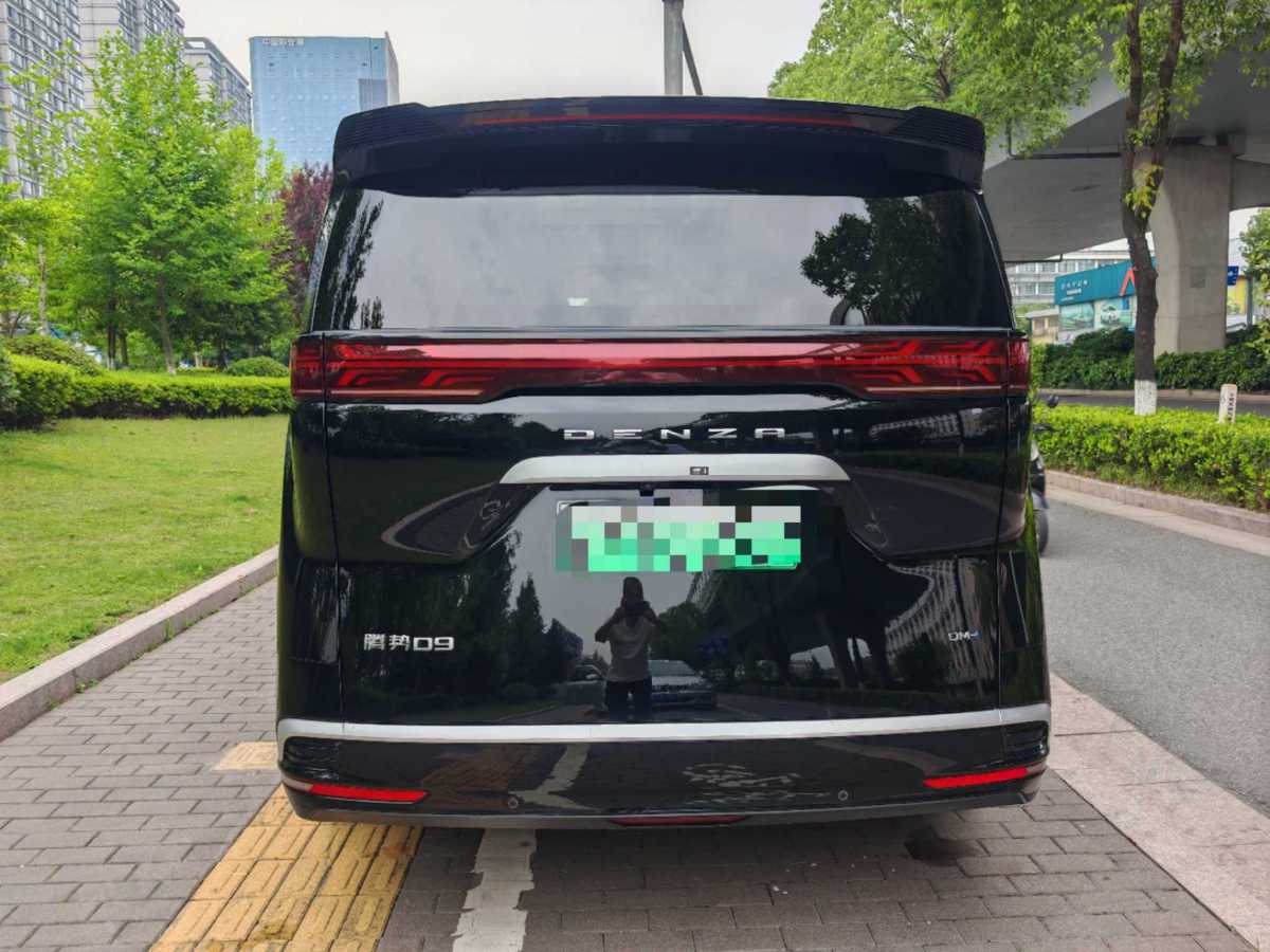 騰勢(shì) 騰勢(shì)D9  2022款 DM-i 1040 尊貴型圖片