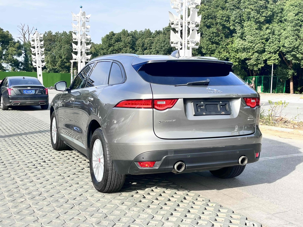 捷豹 F-PACE  2018款 2.0T 兩驅(qū)都市尊享版圖片