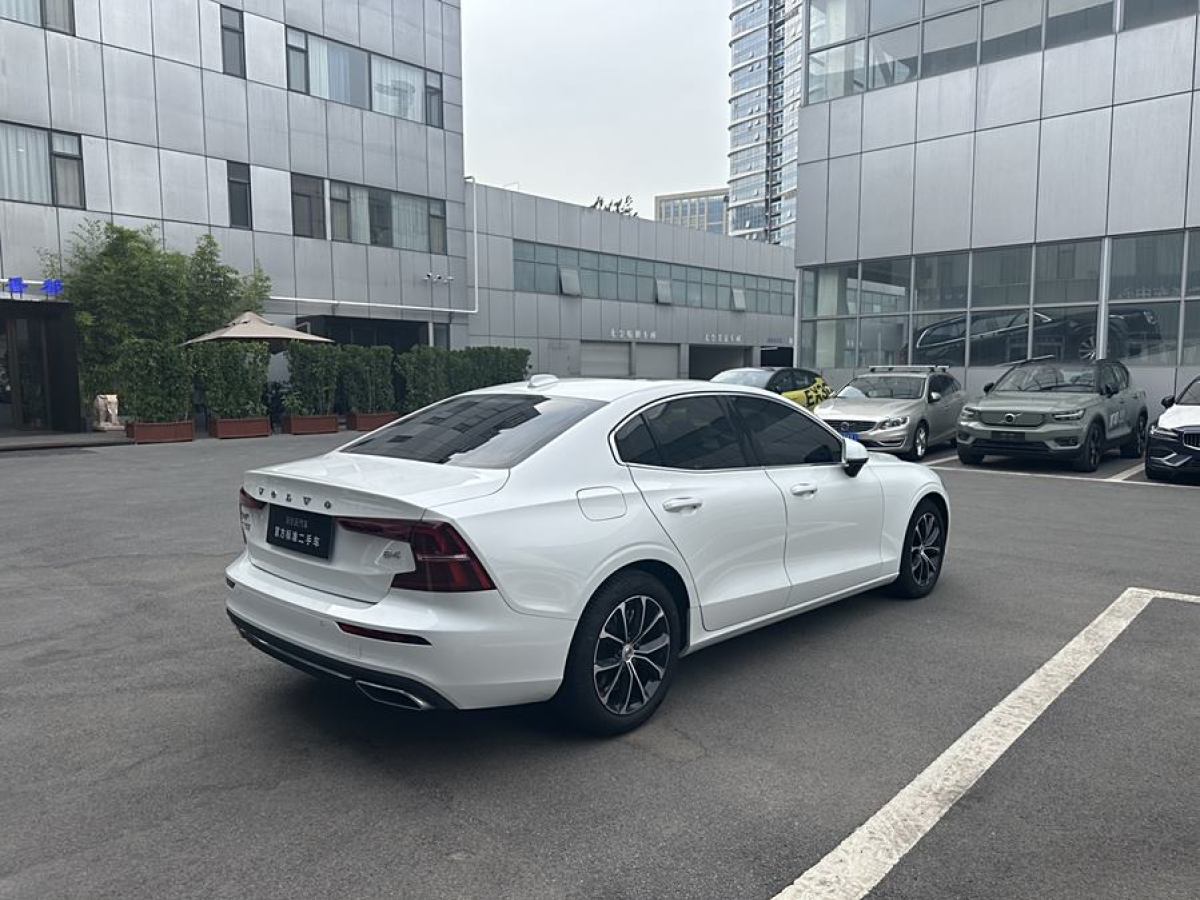 沃尔沃 S60L  2022款 B4 智逸豪华版图片