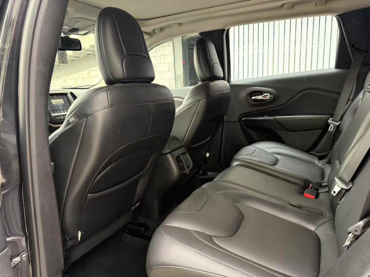 Jeep 自由光  2016款 2.0L 優(yōu)越版圖片