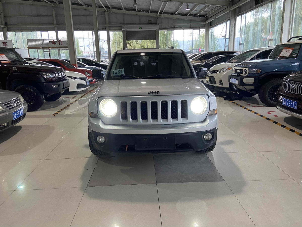 Jeep 自由客  2013款 2.4 炫黑運動版圖片