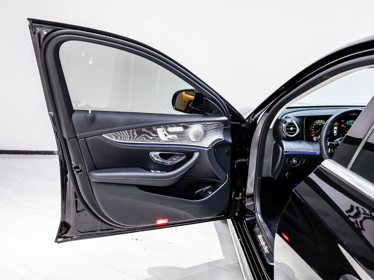 奔驰 E级 2022款 改款三 E 300 L 运动豪华型图片
