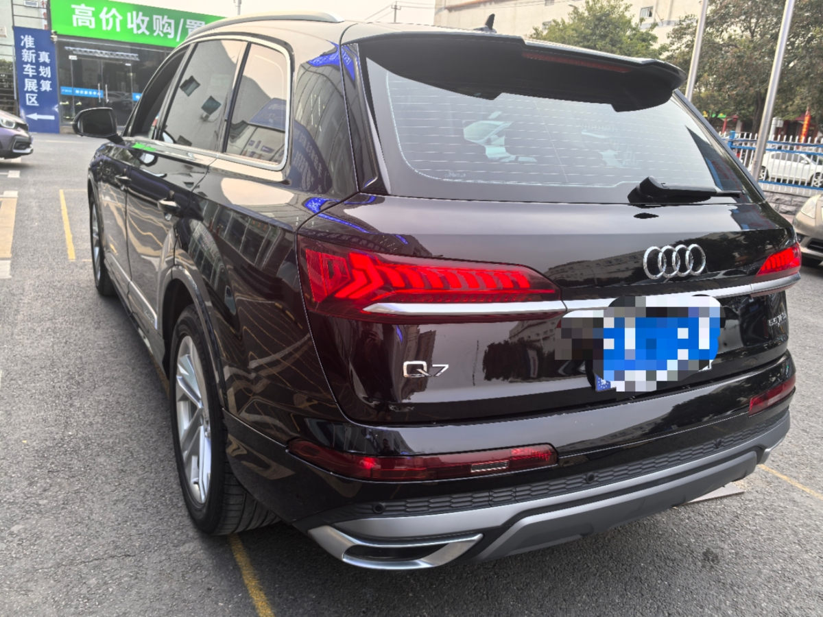 奧迪 奧迪Q7  2024款 45 TFSI quattro S line運(yùn)動(dòng)型圖片