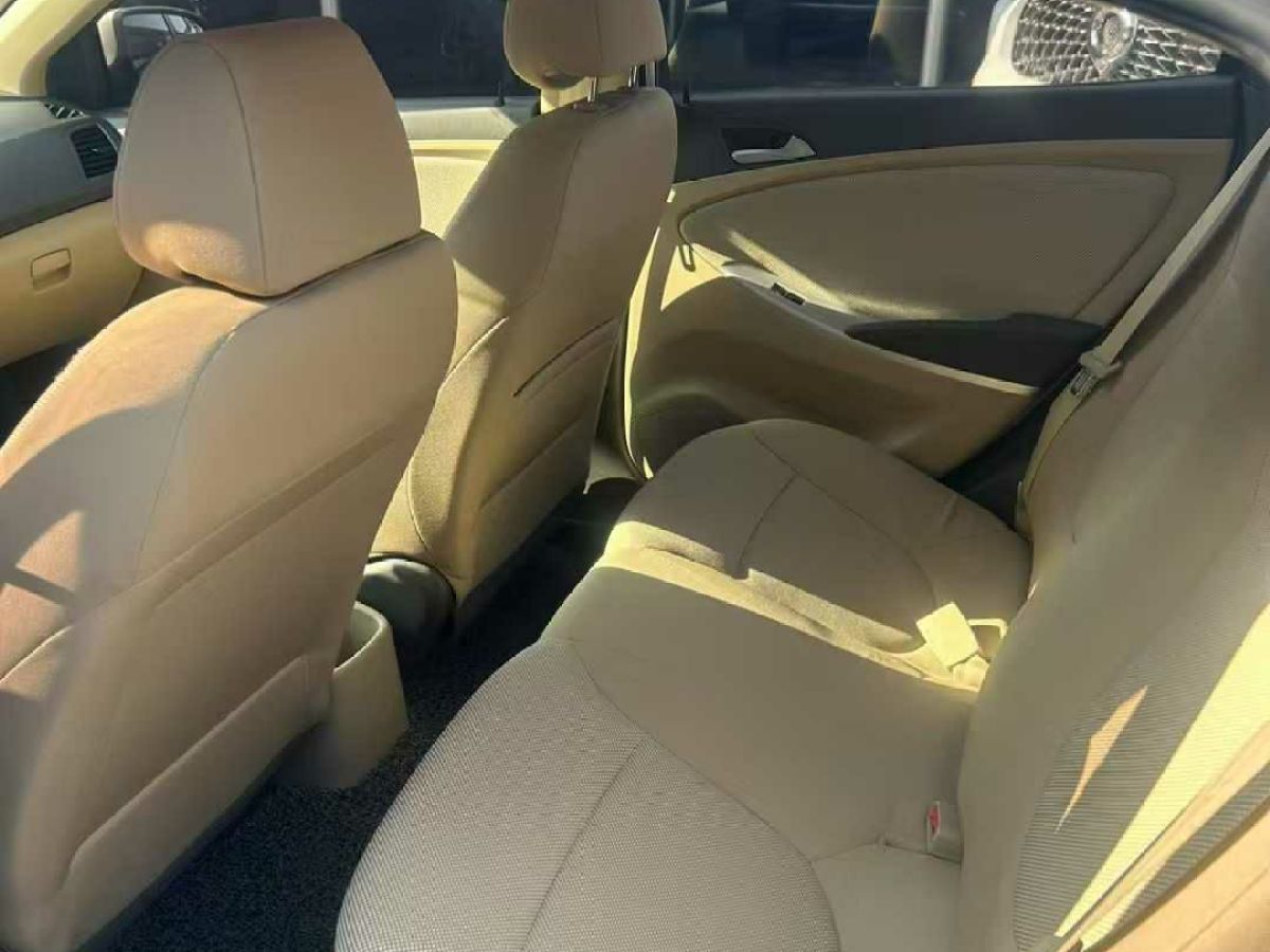 現(xiàn)代 瑞納  2010款 1.4 GLS 豪華型圖片