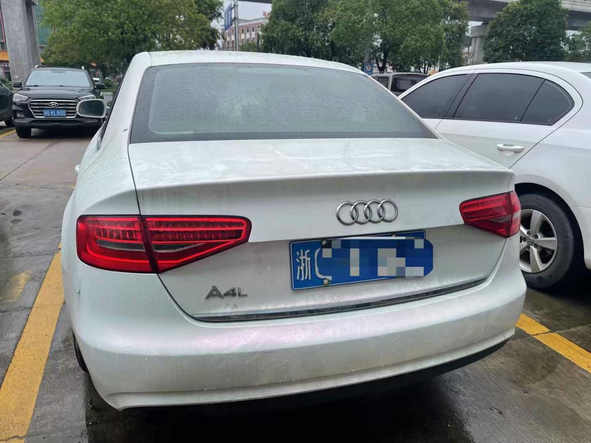 2013年1月奧迪 奧迪A4L  2013款 A4L 30TFSI 手動(dòng)舒適型