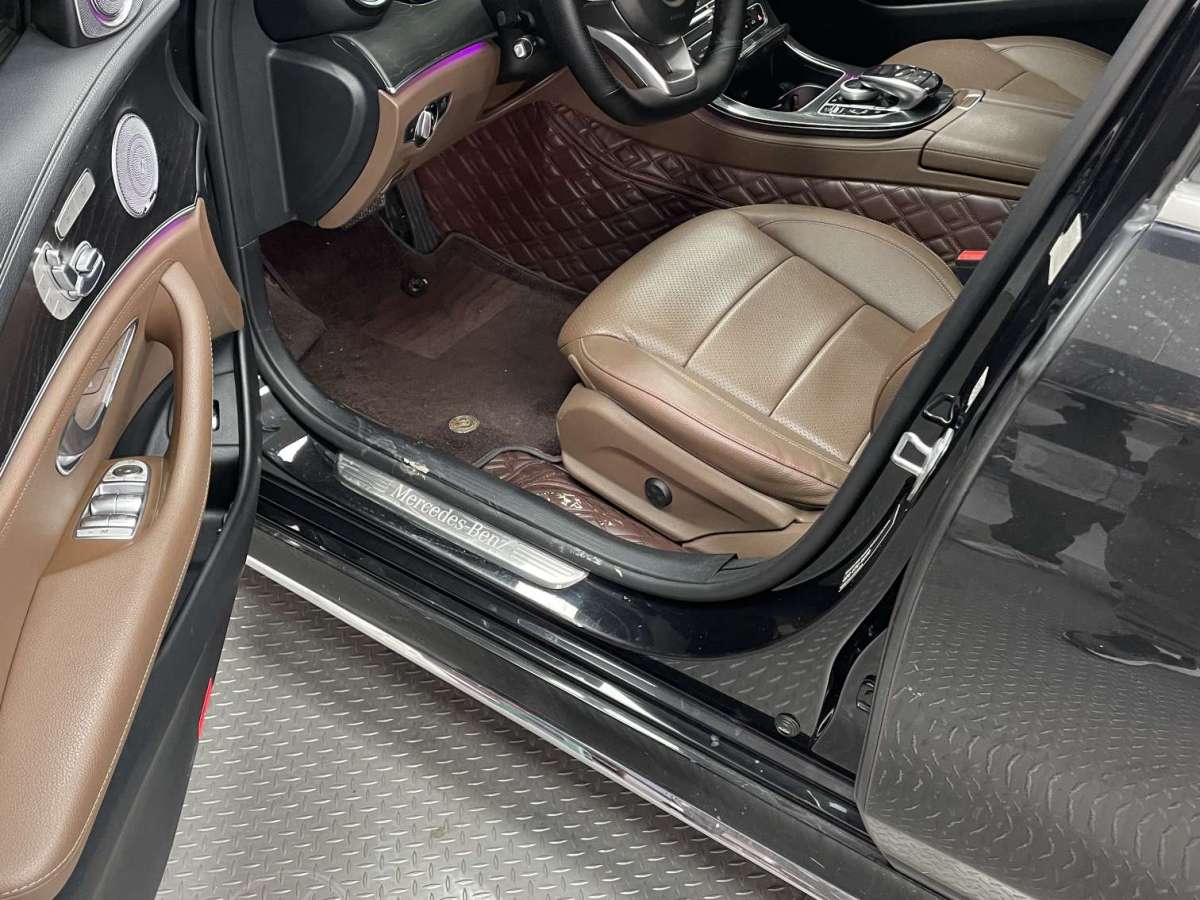 2017年9月奔驰 奔驰E级  2016款 E 300 L 运动豪华型