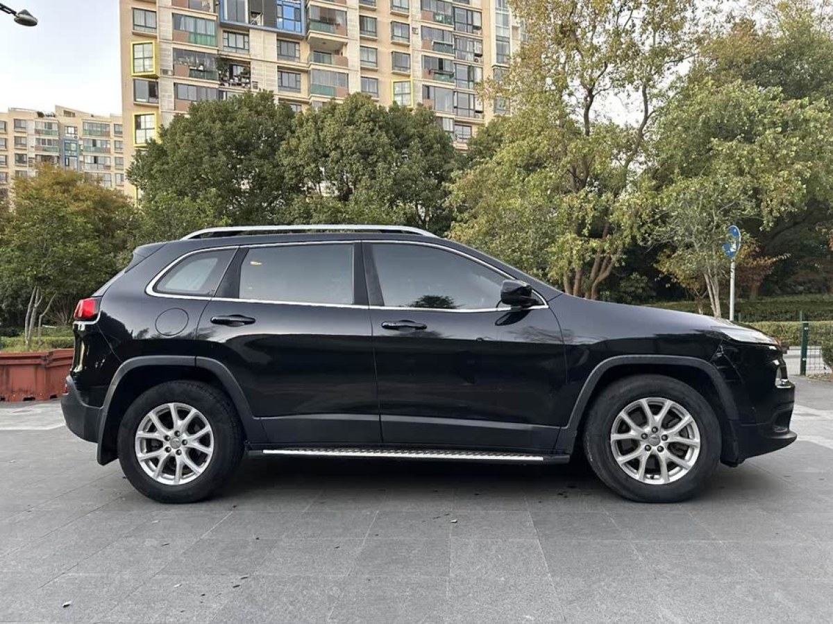 Jeep 自由光  2017款 2.0L 優(yōu)越版圖片