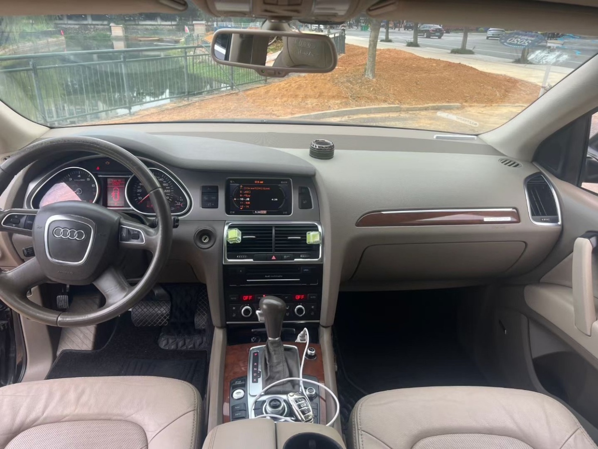 奥迪 奥迪Q7  2010款 3.0 TDI quattro 领先型图片