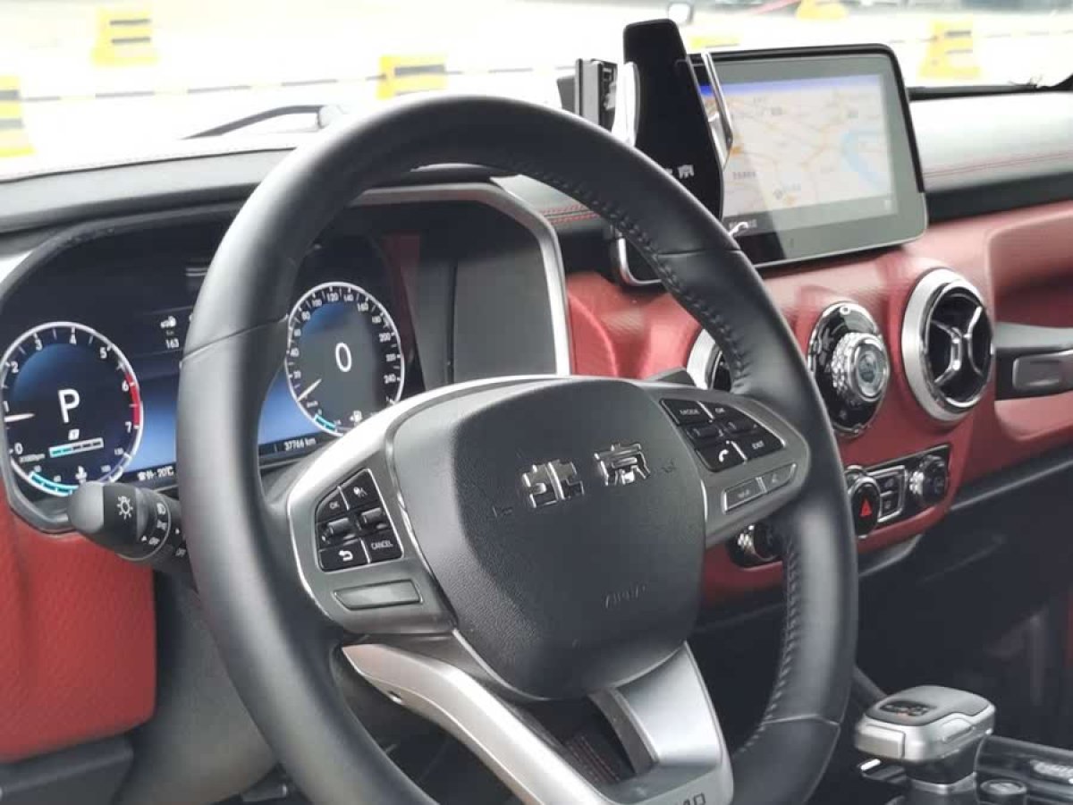 北京 BJ40  2020款 2.0T 自動(dòng)四驅(qū)城市獵人版?zhèn)b客型圖片