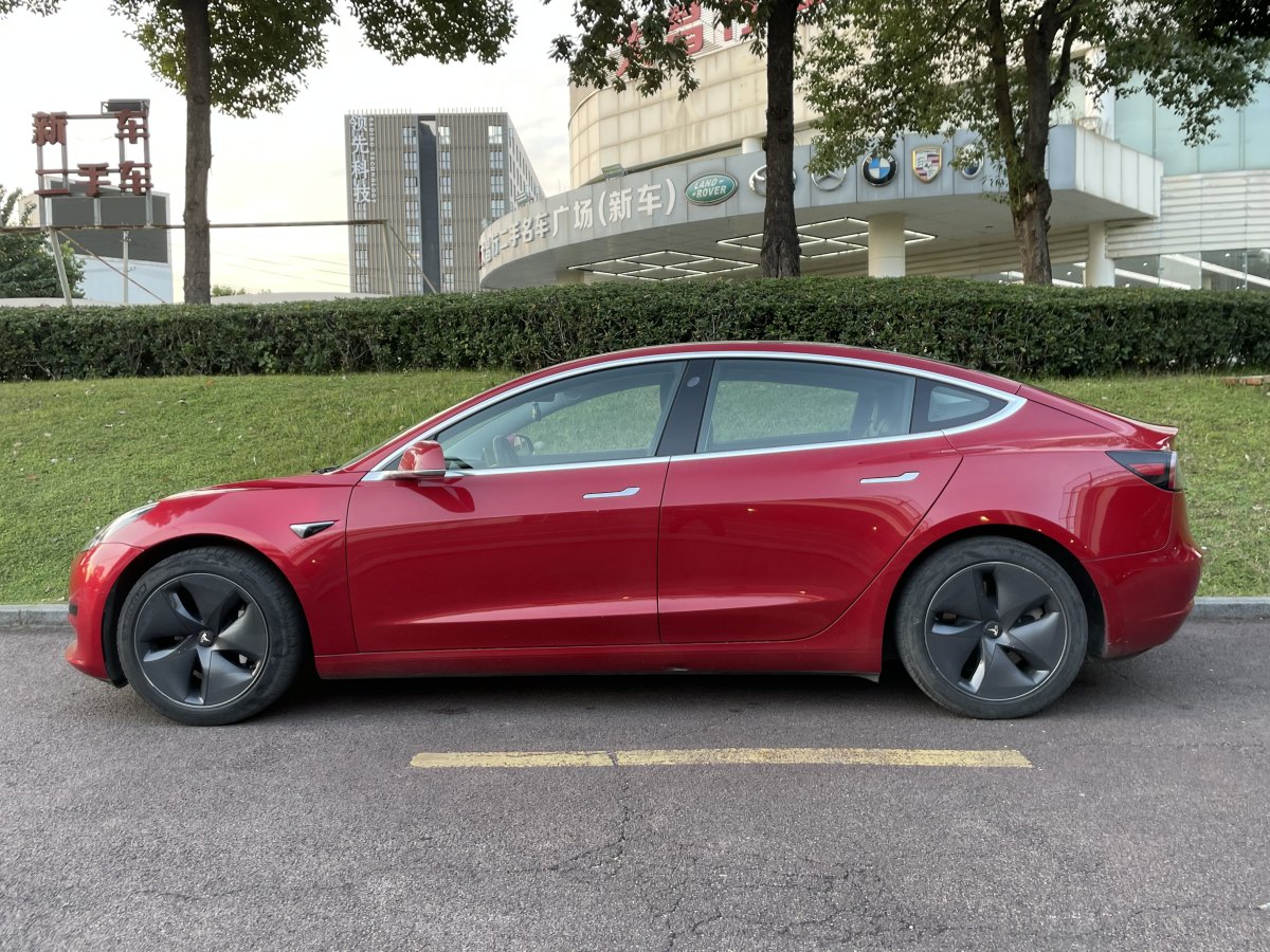 特斯拉 Model 3  2019款 標(biāo)準(zhǔn)續(xù)航后驅(qū)升級版圖片