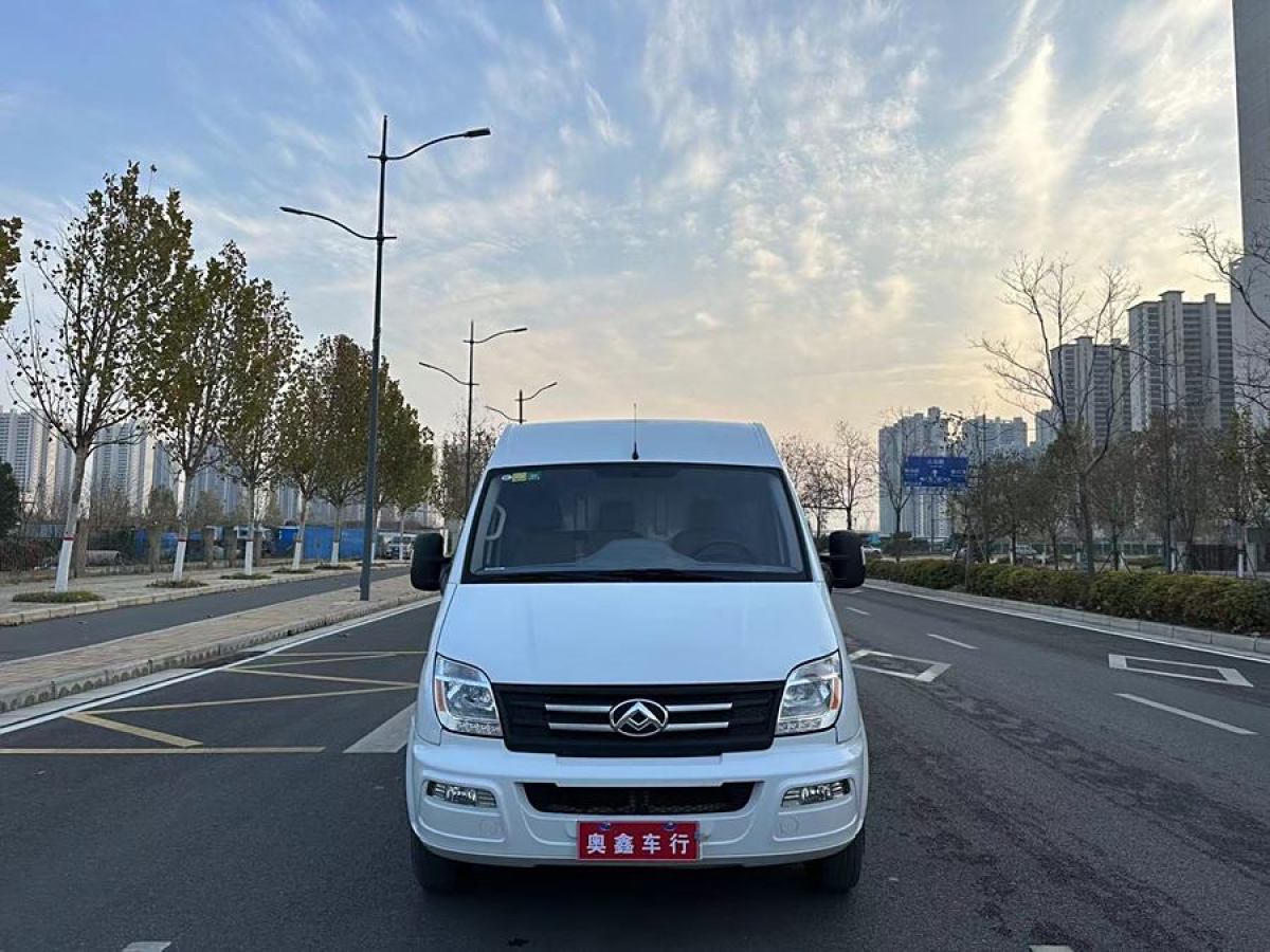 上汽大通 V80  2023款 2.0T PLUS 手動(dòng)廂式車(chē)VAN長(zhǎng)軸中頂3座圖片